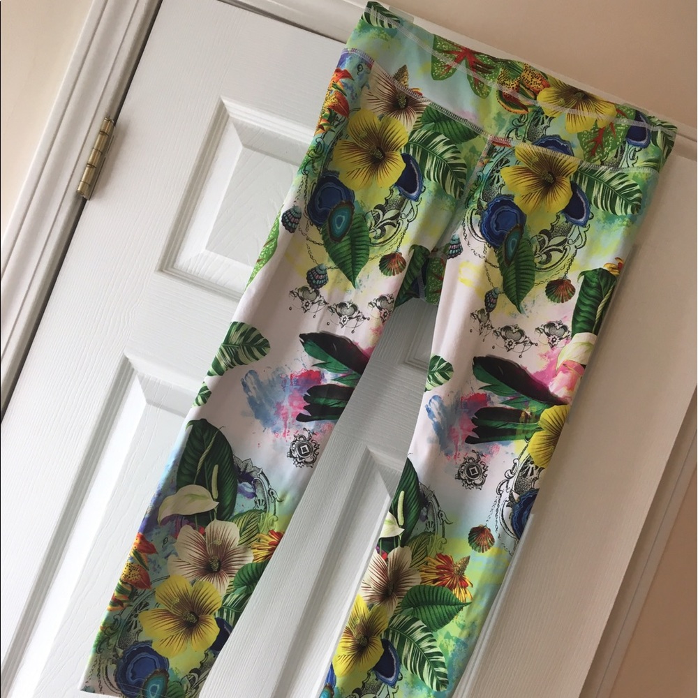 Athleta Tropical Sonar Capri leggings